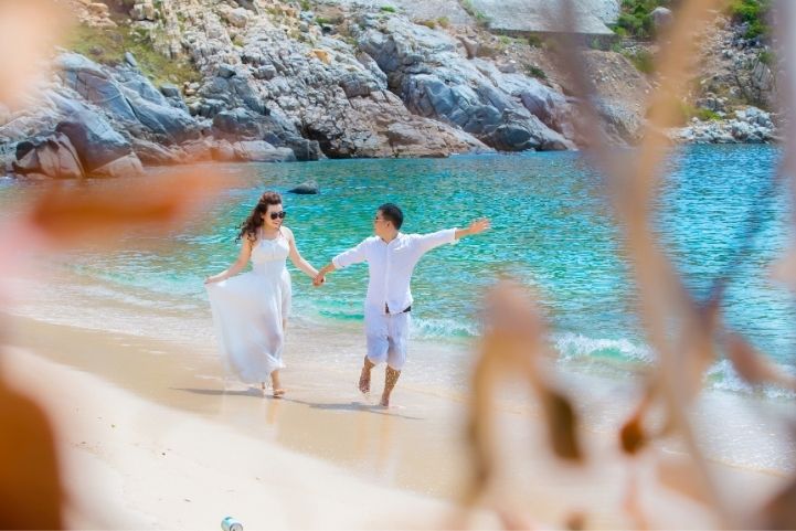 romantic honeymoon essentials